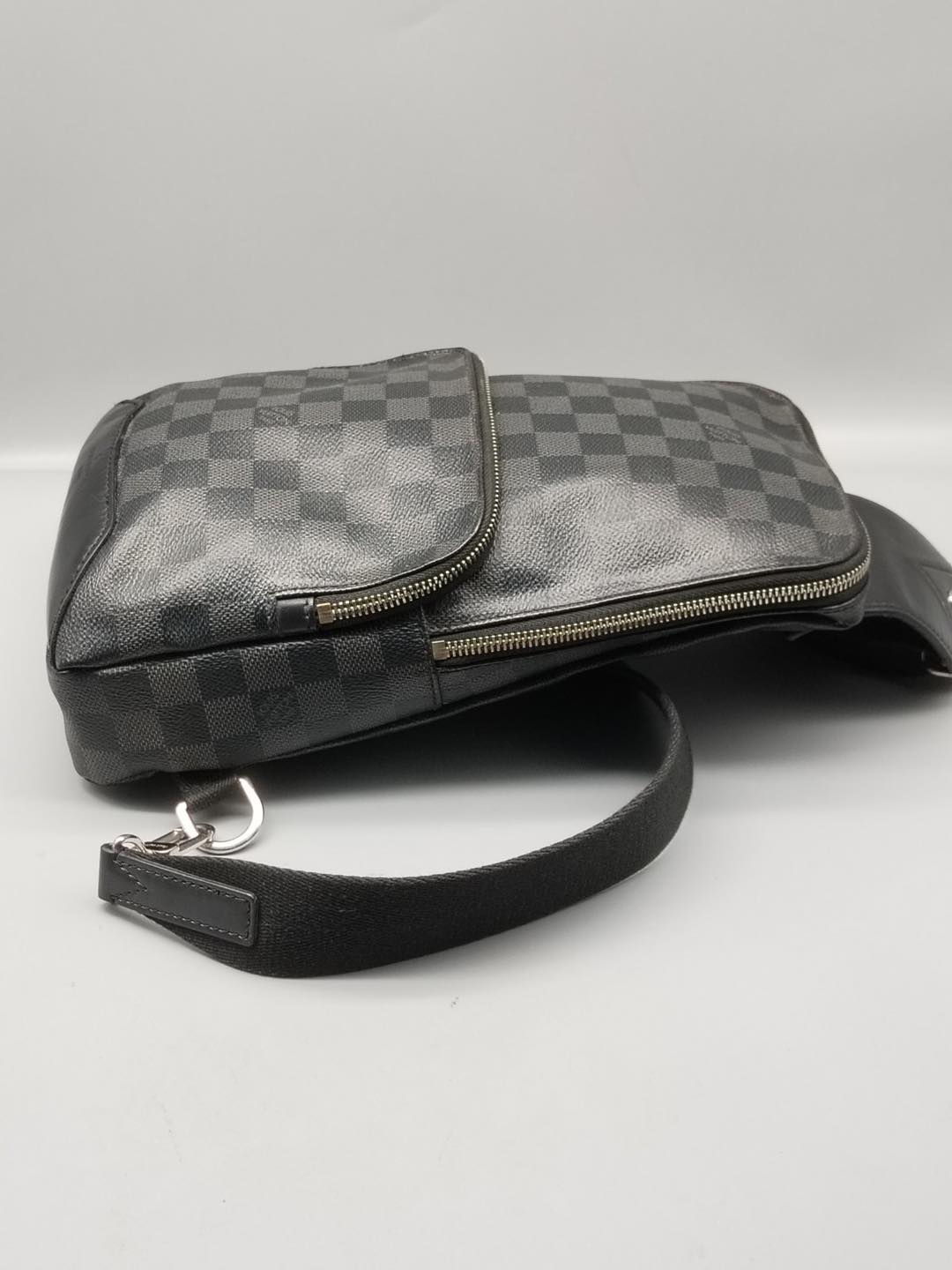 LOUIS VUITTON AVENUE SLING BAG DAMIER GRAPHITE BLACK