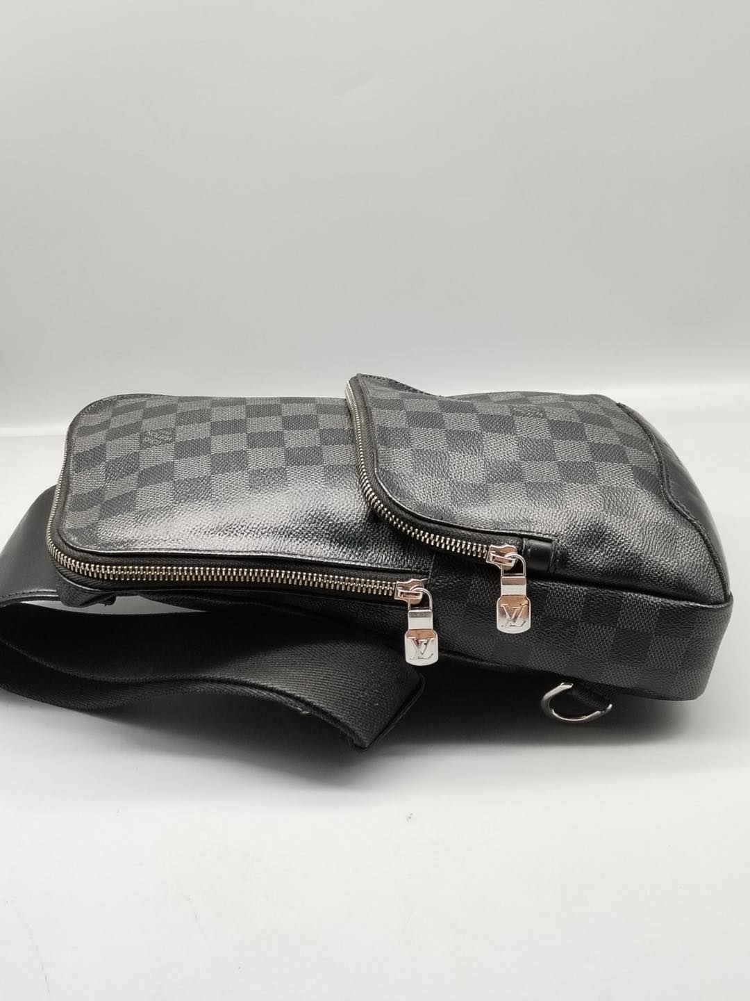 LOUIS VUITTON AVENUE SLING BAG DAMIER GRAPHITE BLACK