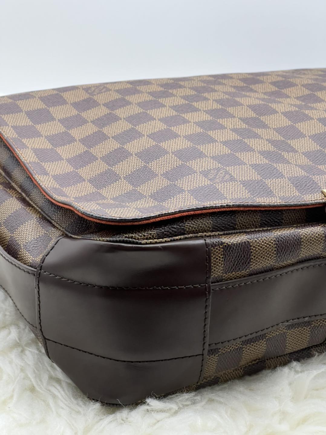 Louis Vuitton Damier Ebene Bastille Messenger Bag (SHG-30636) – LuxeDH